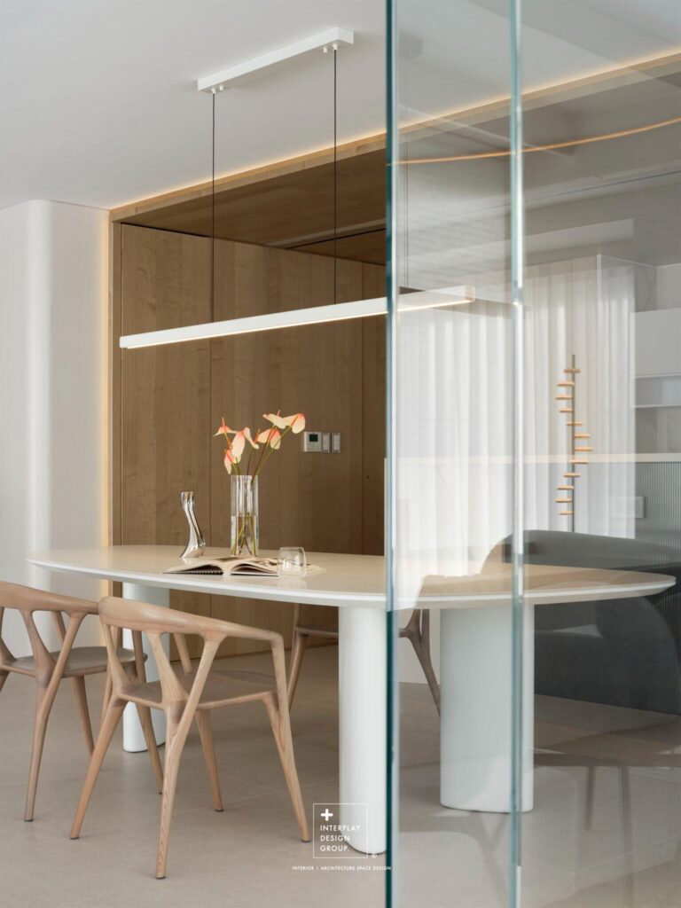 透過材質轉換、視線引導與空間層次的堆疊，讓不同場域之間既能保持連結