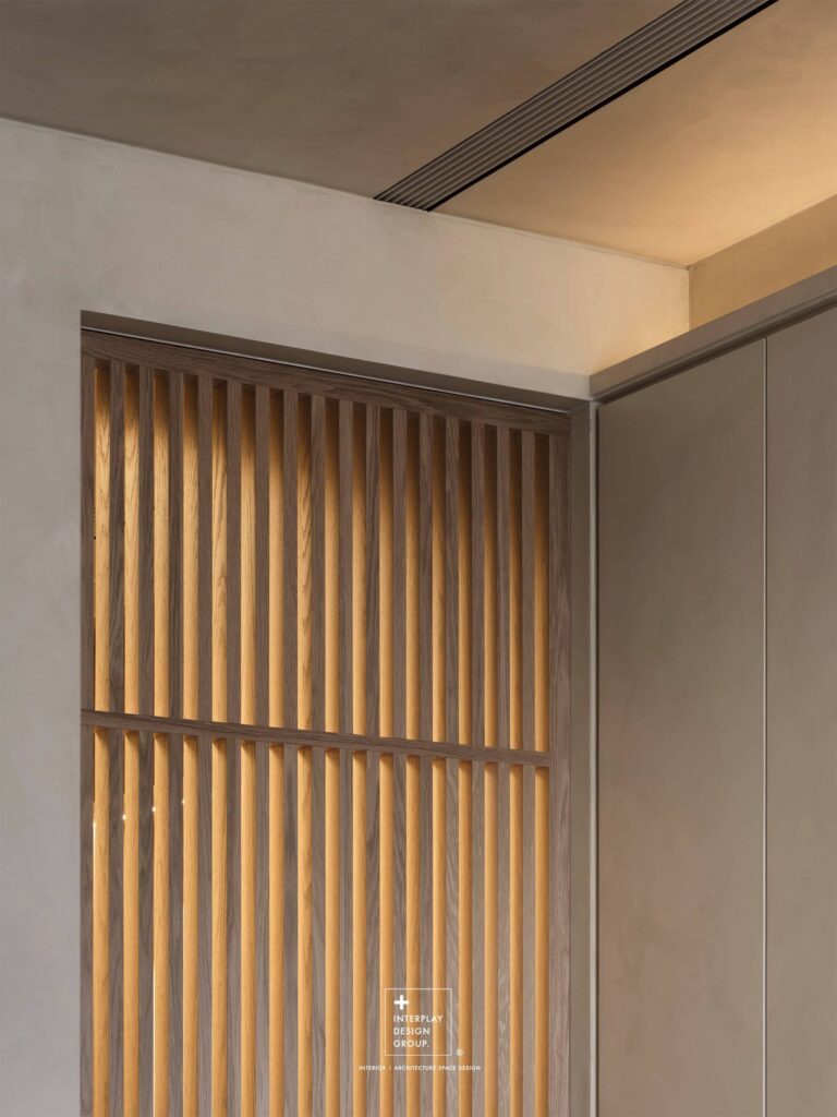 透光的格柵，帶來規律且柔和的光