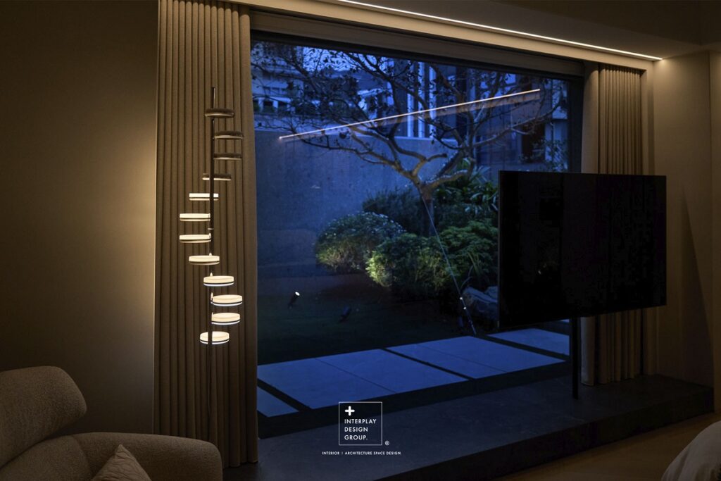 大面積露台，讓屋主無論身處客廳或主臥，視線所及皆是盎然綠意。