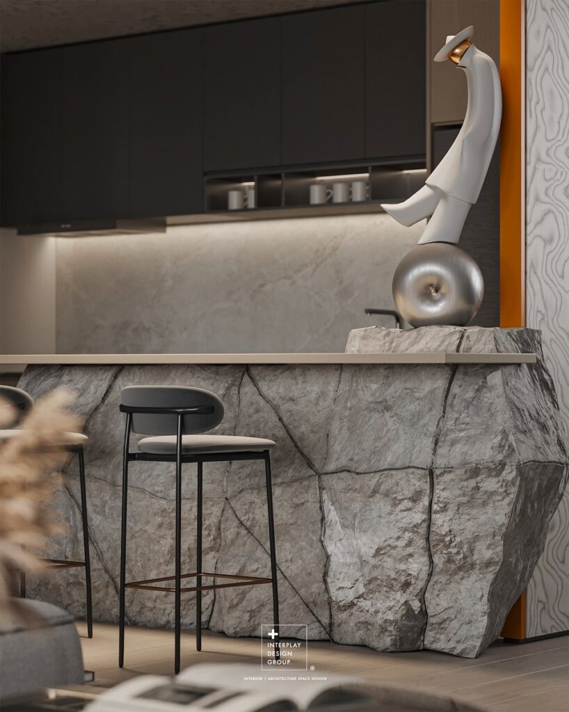 吧台區大膽採用具備原始觸感的粗獷石材造型，與上方細緻的藝術雕塑形成強烈視覺對比