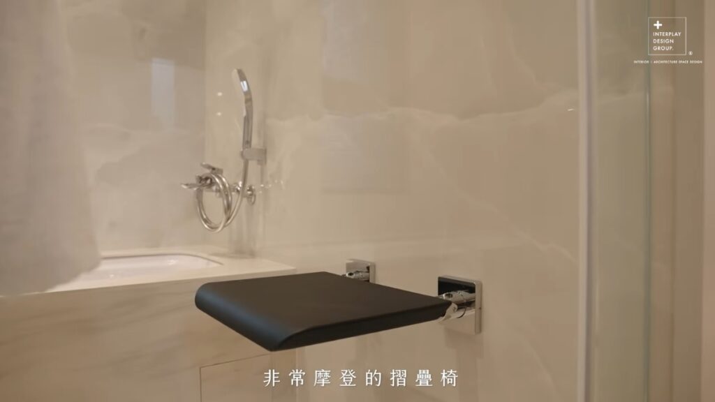 浴室以折疊椅取代傳統洗澡椅,讓屋主能坐著淋浴,不使用時也能保持俐落。