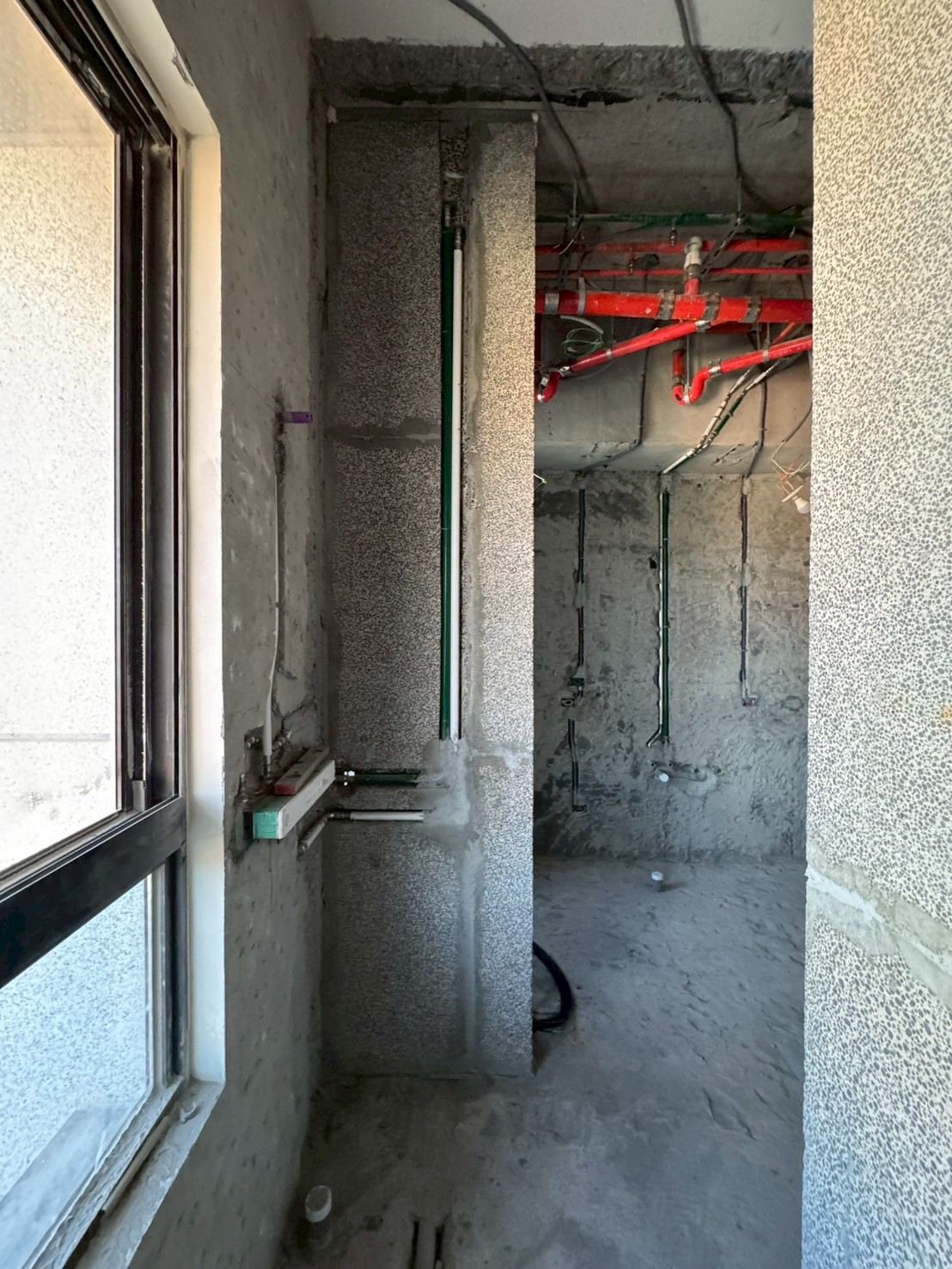 高雄室內裝修 毛胚屋交屋時的水泥牆面與裸露管線